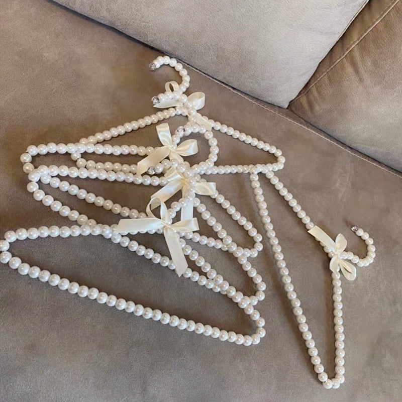 Creative pearl hanger
