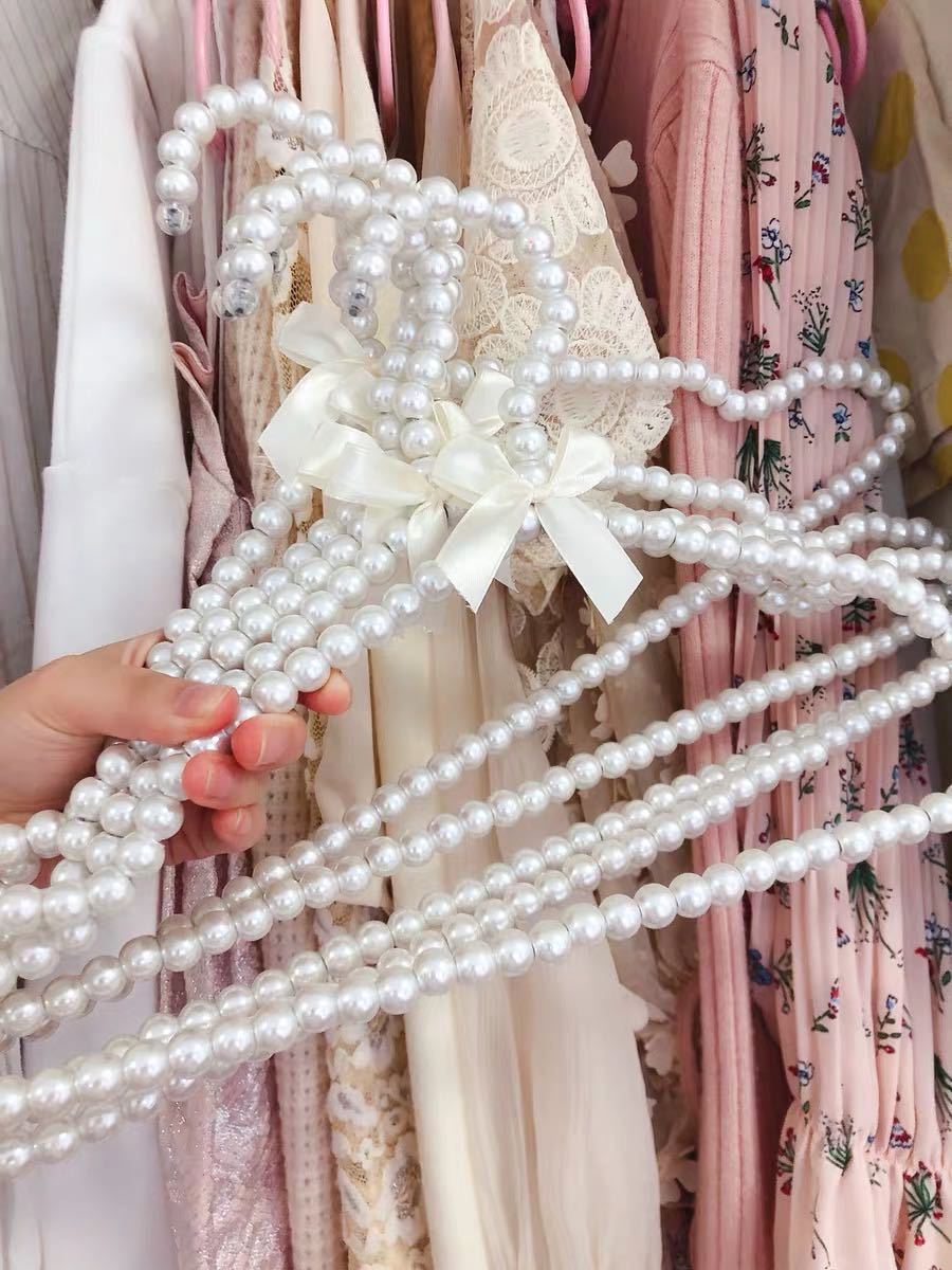 Creative pearl hanger