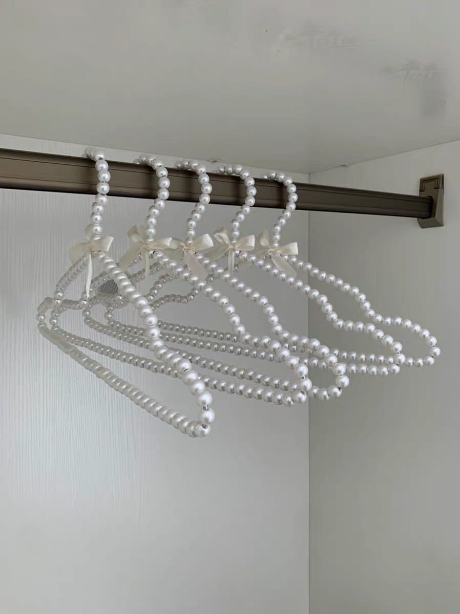 Creative pearl hanger